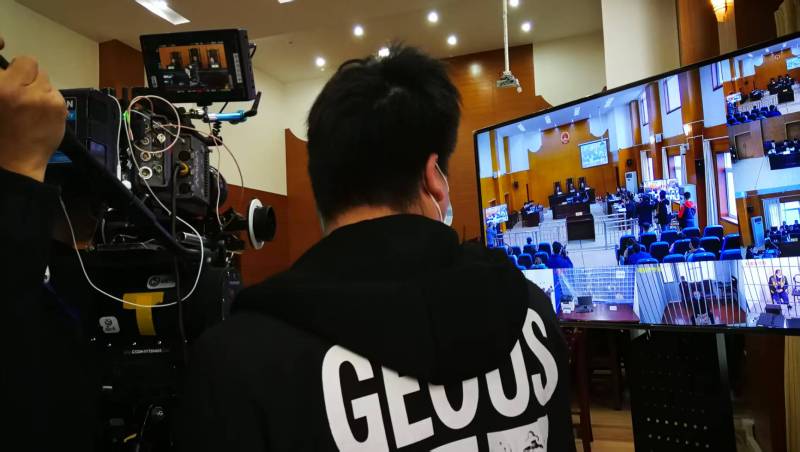 AI生成VS人工创意——未央区广告片拍摄公司的技术浪漫主义实践